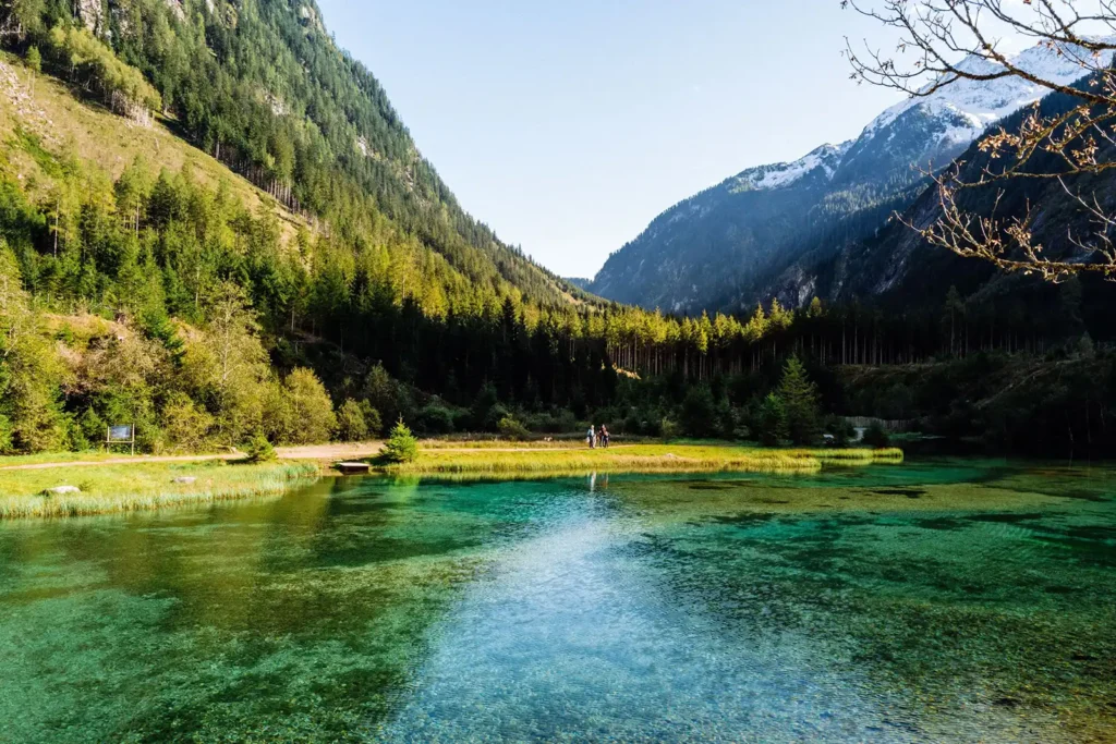Wandern zum Blausee im Sommer